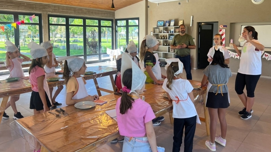 Barbero De Visita En El Taller De Cocina Para Niños