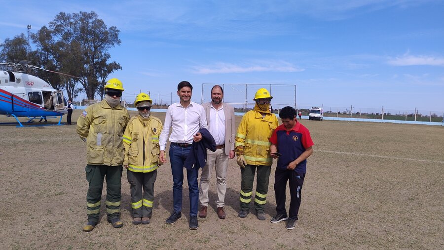 El Gobernador con miembros de los Bomberos.