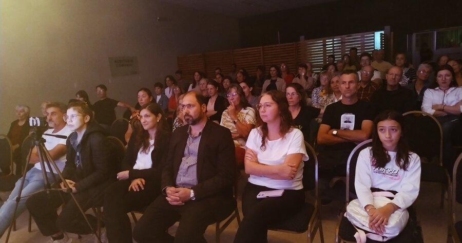 Se celebró con una obra de teatro.